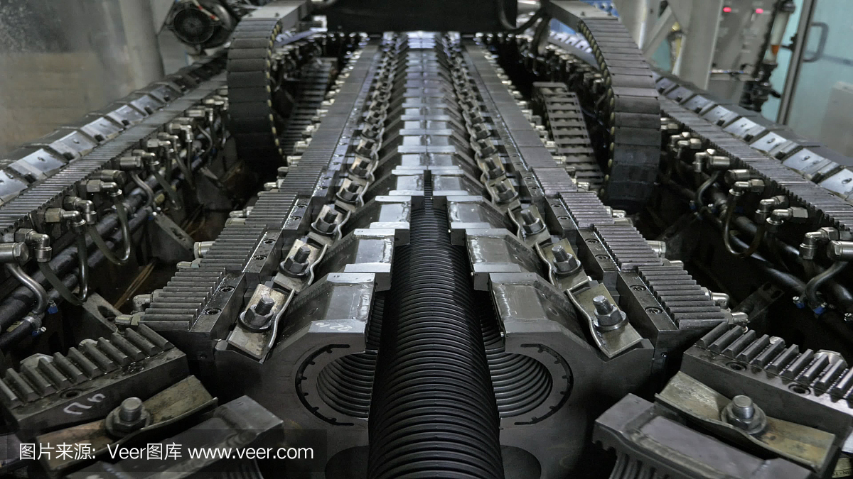 塑料水管制造。生產管子到工廠。用水和空氣的壓力在機床上制造塑料管的過程。特殊波紋形式。