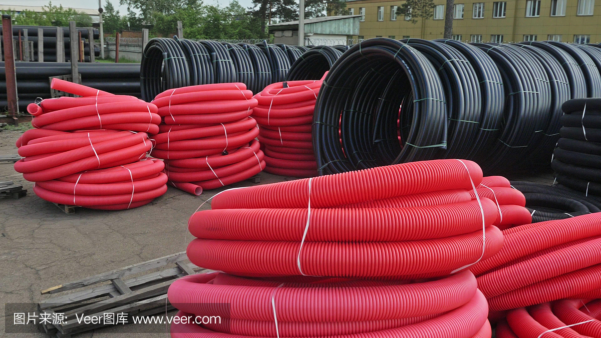 成品塑料管倉庫,工業戶外儲存場地。生產塑料水管的工廠。